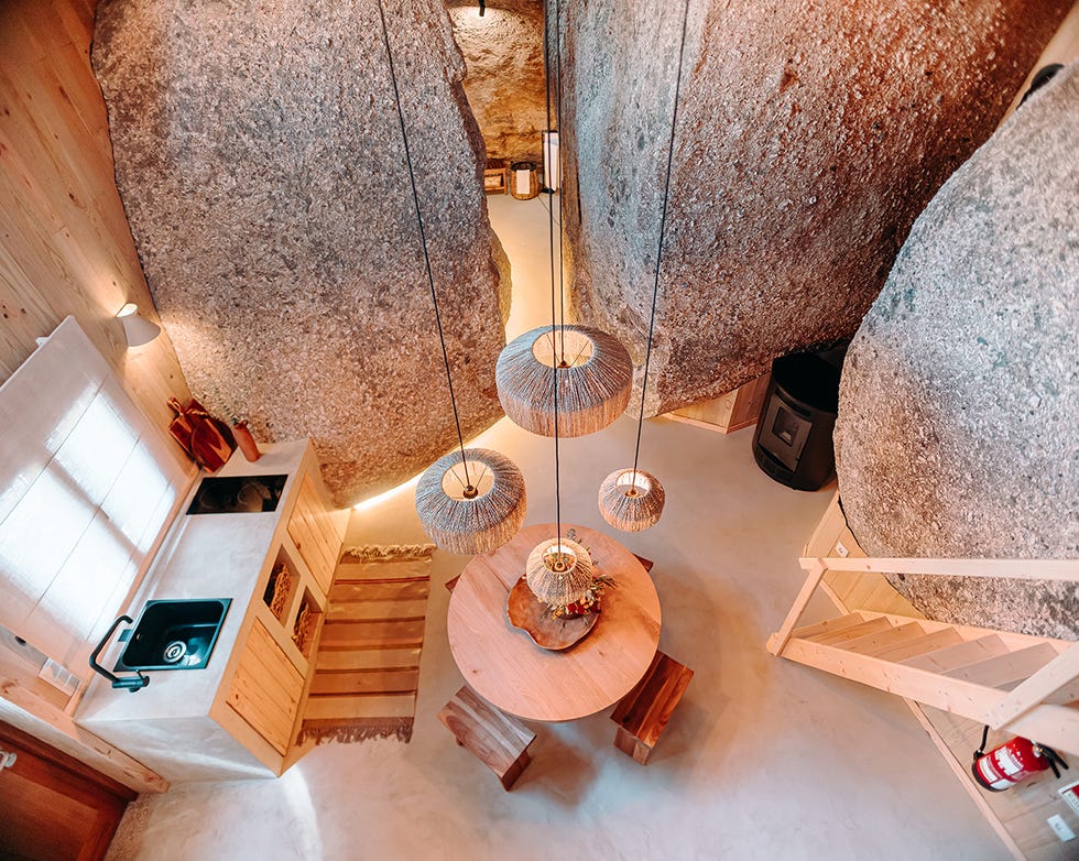 casa de madera en el campo de alentejo incrustada en muros de roca