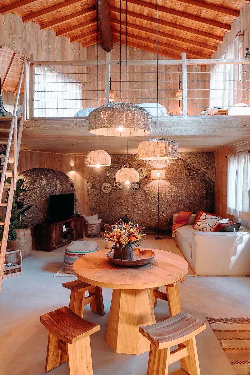 casa de madera en el campo de alentejo incrustada en muros de roca