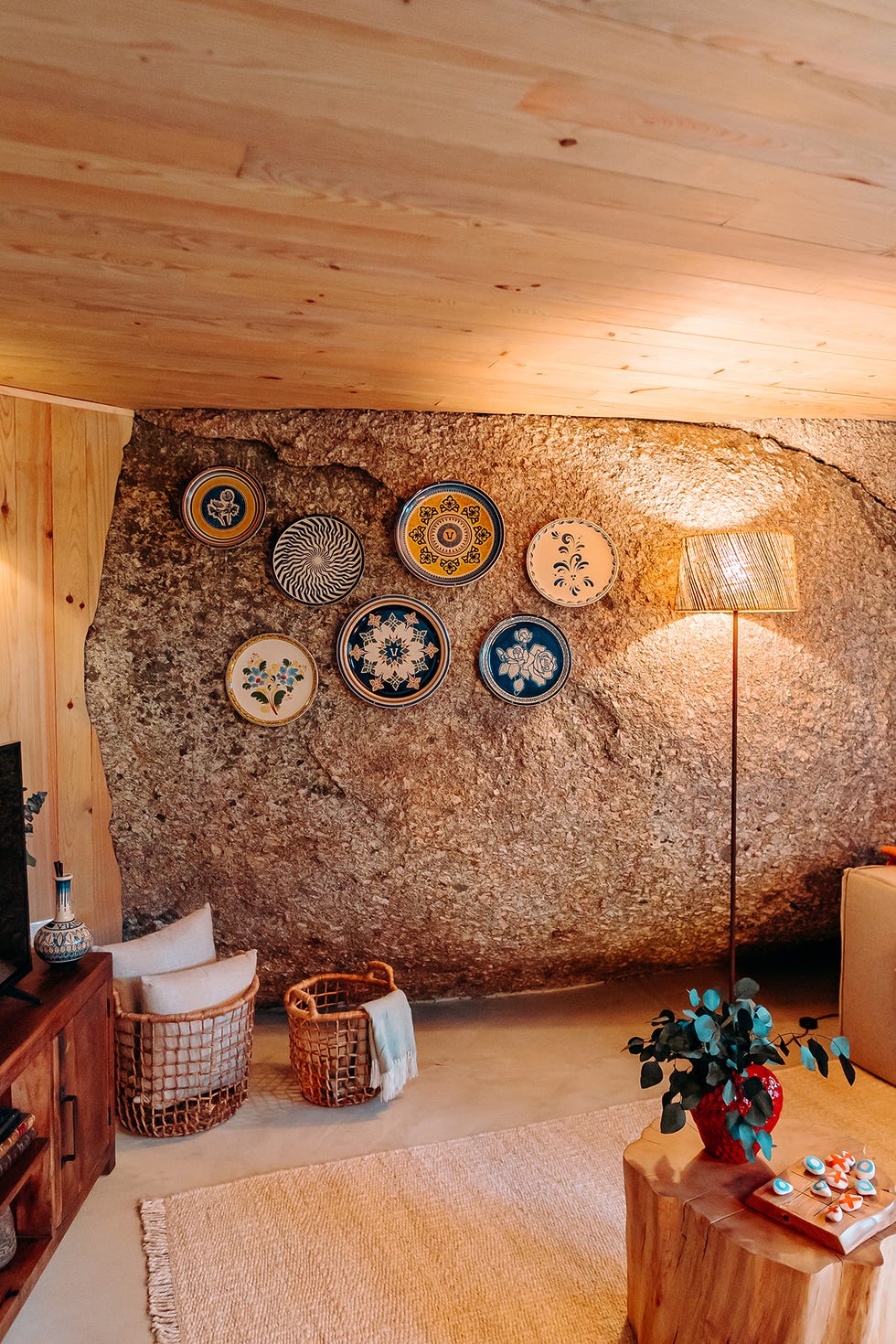 casa de madera en el campo de alentejo incrustada en muros de roca