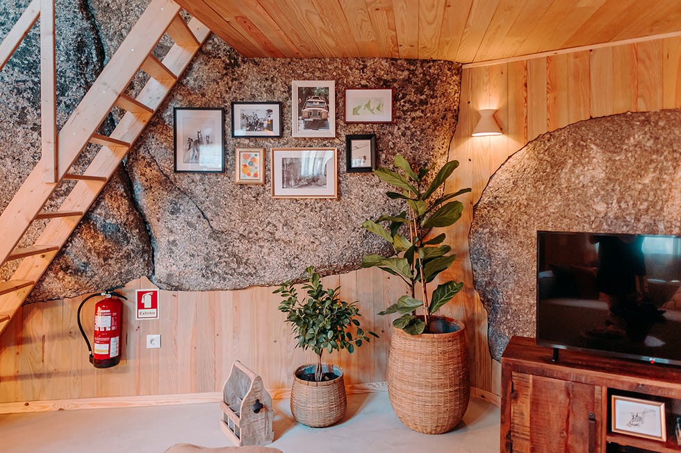 casa de madera en el campo de alentejo incrustada en muros de roca