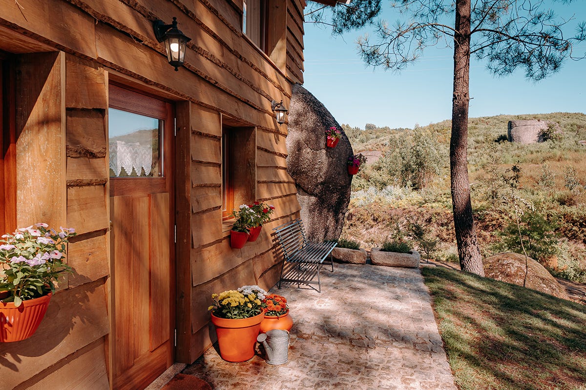 casa de campo de madera integrada en la piedra