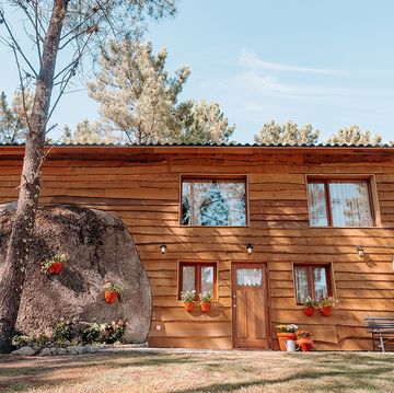 casa pedra, una cabaña de madera en el campo de alentejo incrustada en muros de roca