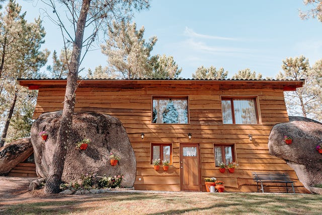 casa pedra, una cabaña de madera en el campo de alentejo incrustada en muros de roca