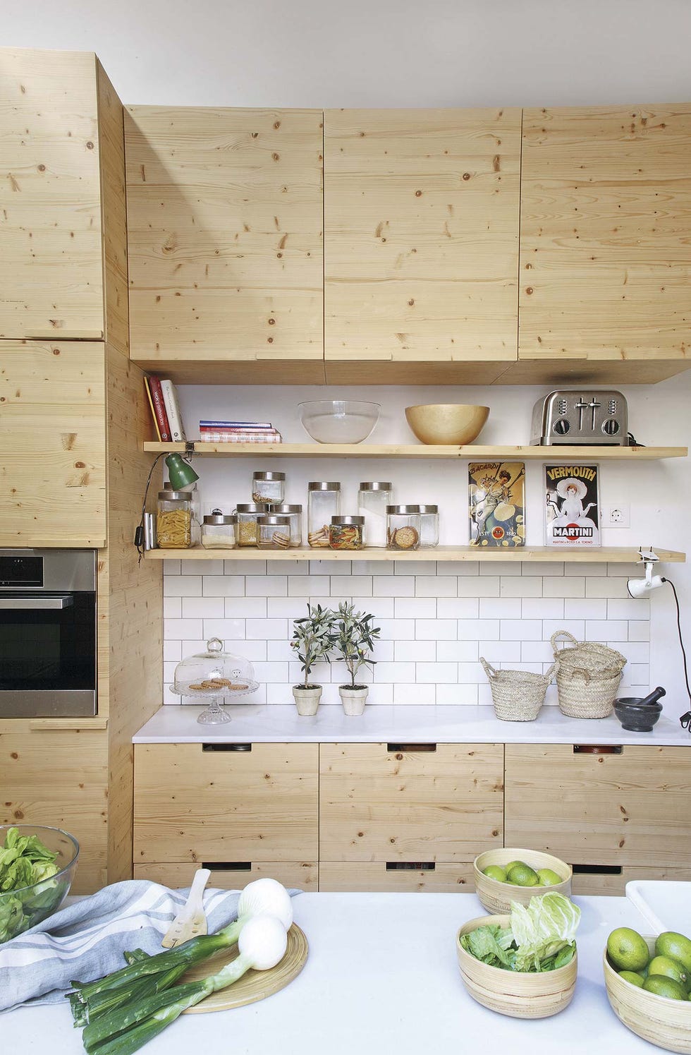 Piso con jardín: cocina de madera