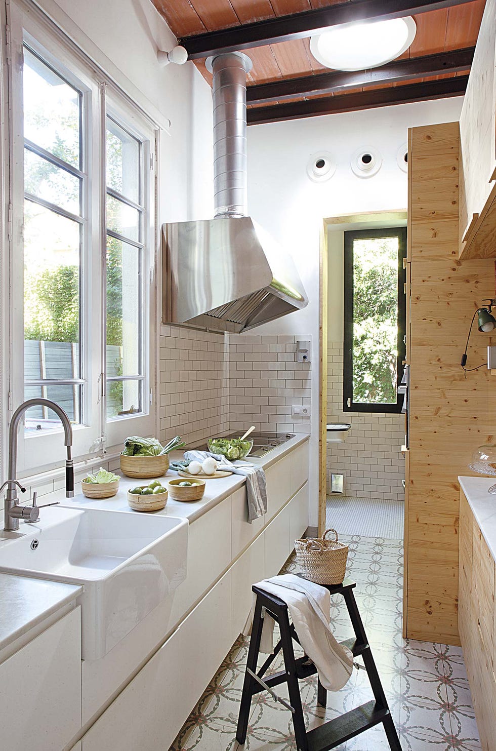 Piso con jardín: cocina en blanco y madera