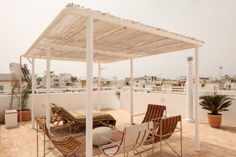 casa alquiler en portugal estilo mediterráneo azotea terraza con pérgola