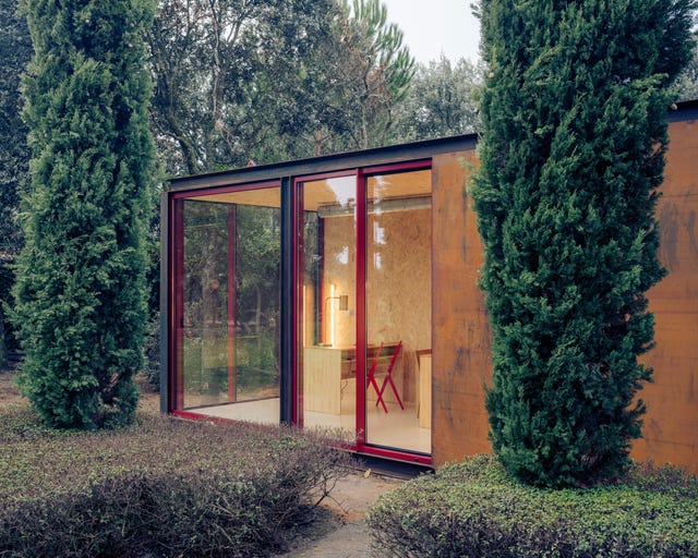 casa prefabricada en el jardín