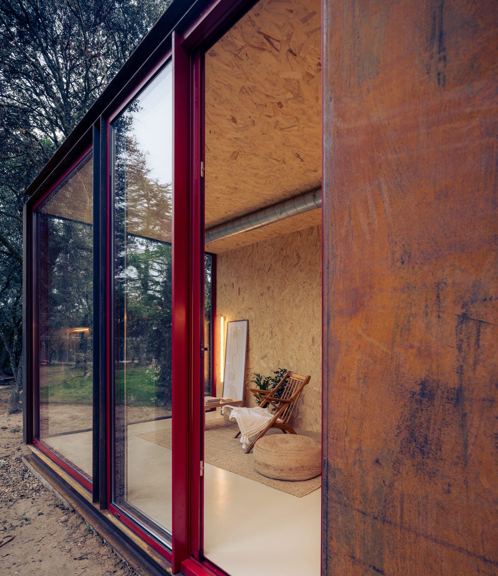 casa prefabricada en el jardín