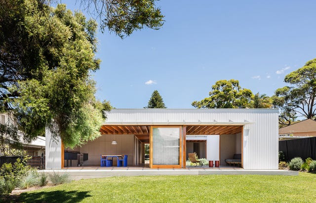 Una casa estrecha moderna con diseño sostenible y patio