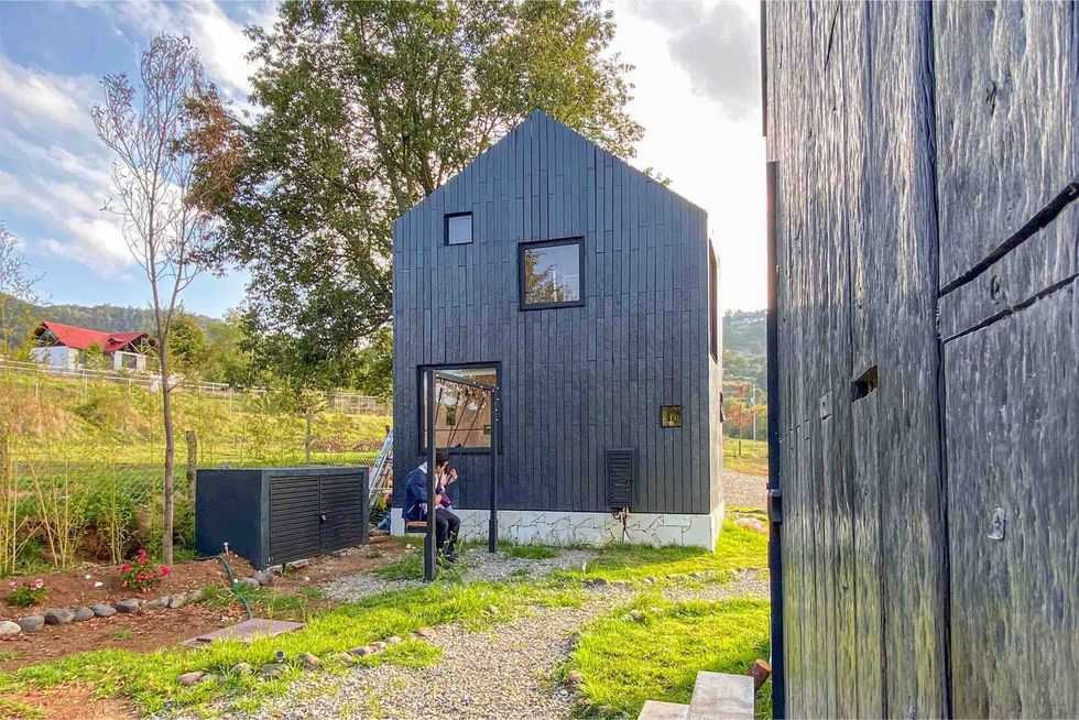 una casa pequeña inspirada en la novela "el principito" se alquila en airbnb