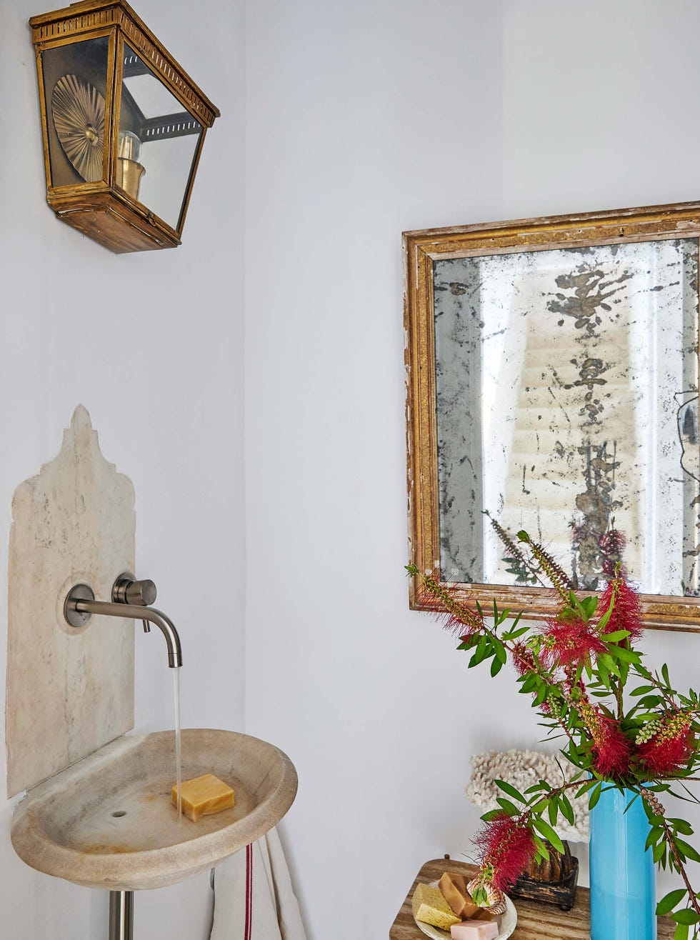 casa en el puerto de santa maría: aseo con lavabo de piedra