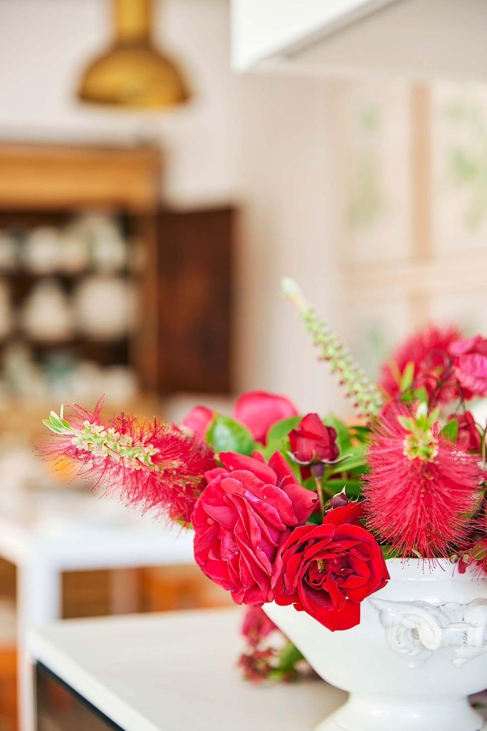 casa en el puerto de santa maría: cocina con comedor de diario con centro de flores