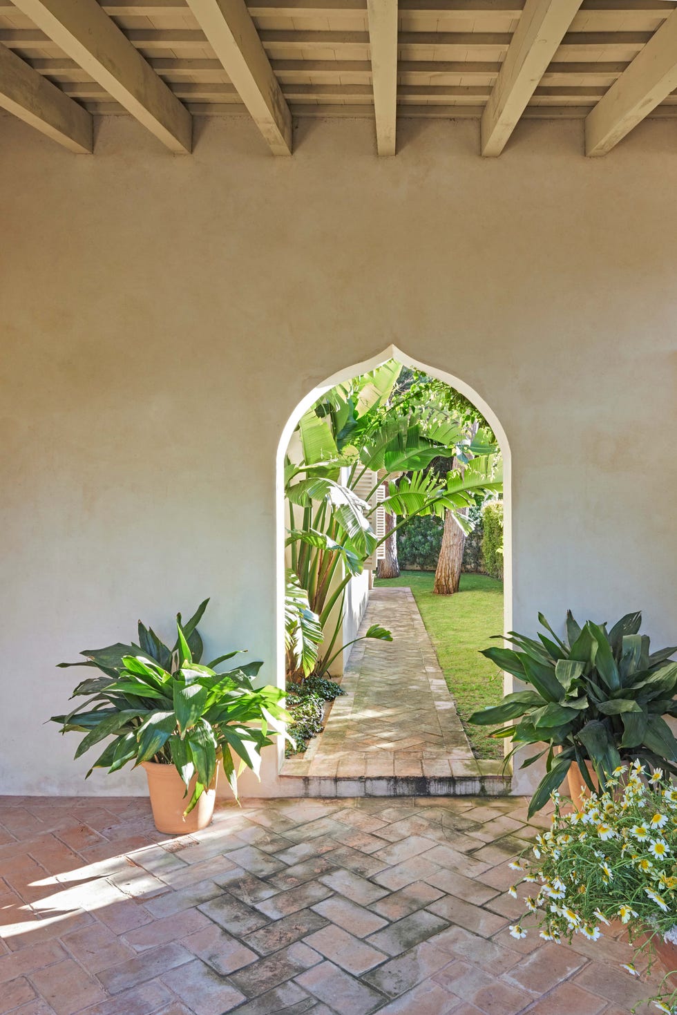 casa en el puerto de santa maría: arco en el jardín