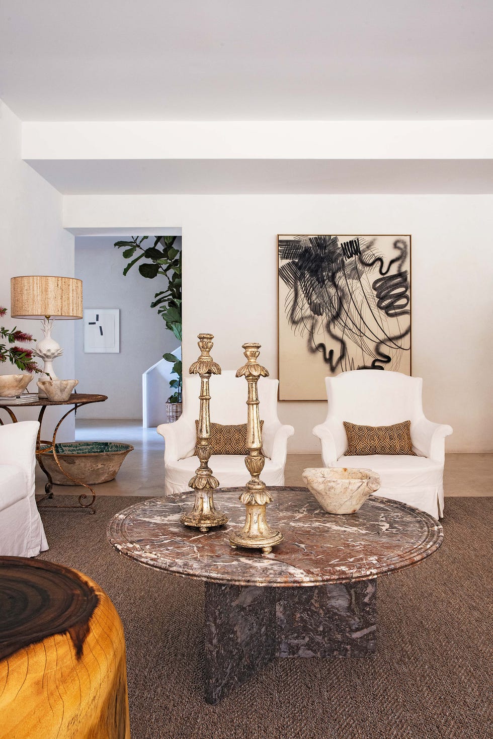 casa en el puerto de santa maría: salón con mesa de centro de mármol