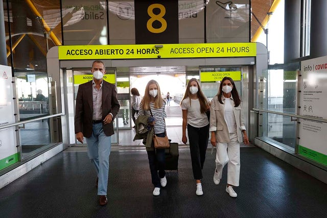 leonor se despide de su familia y pone rumbo a gales