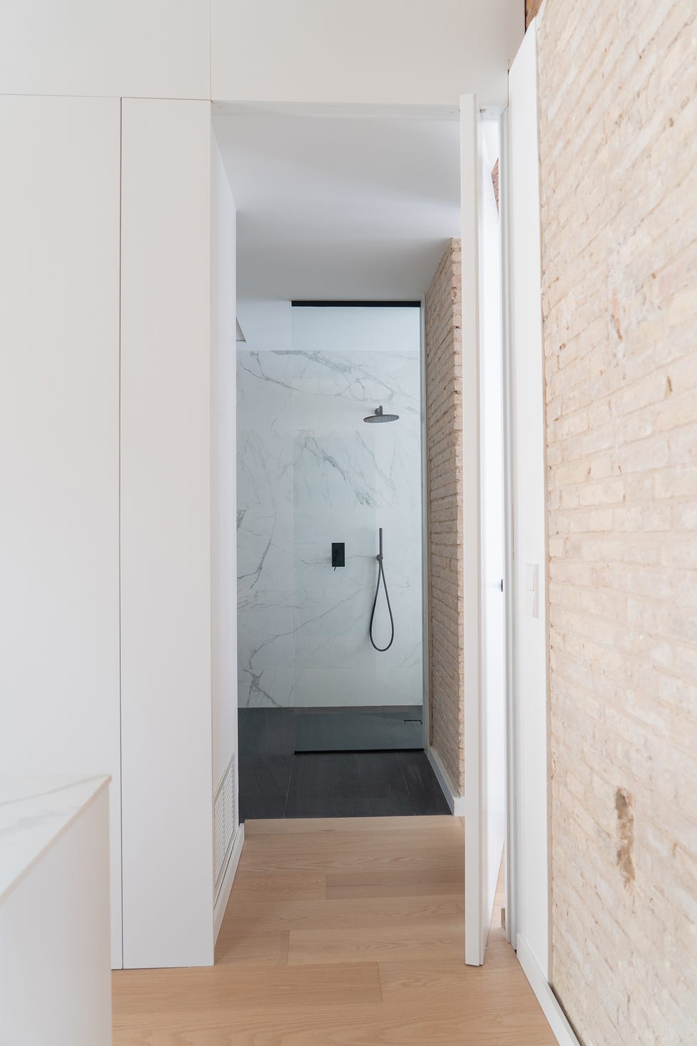 dormitorio con baño en suite