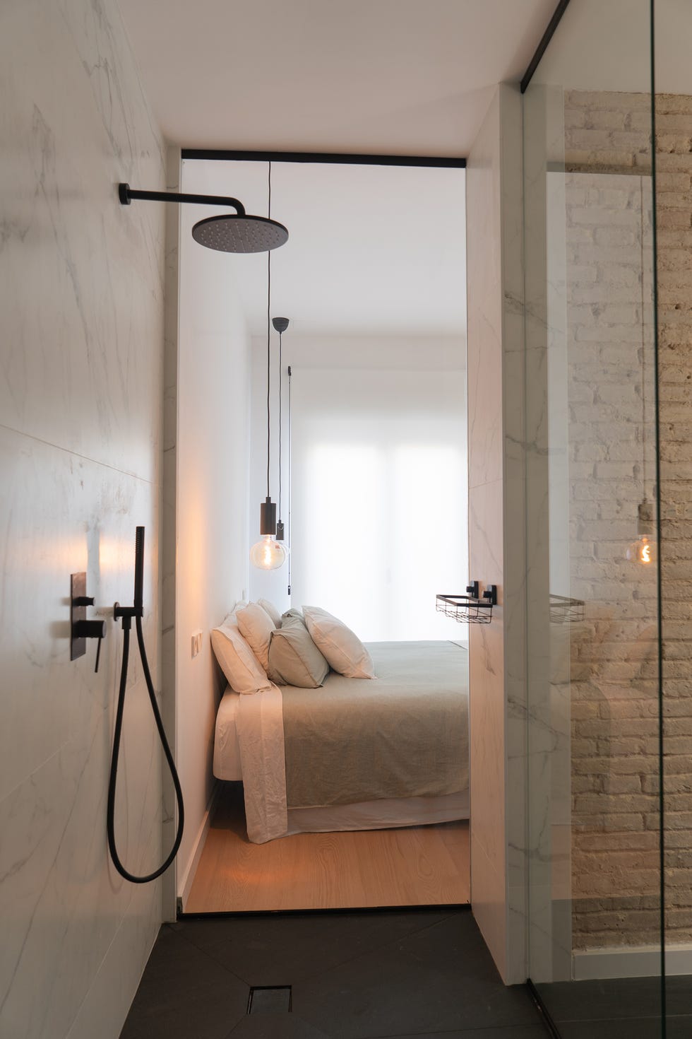 dormitorio con baño en suite