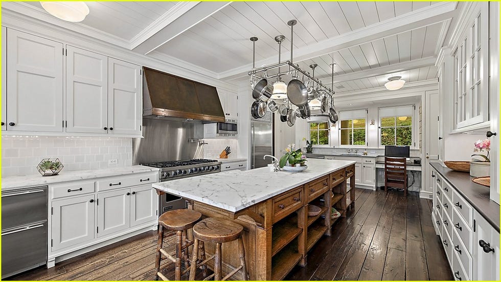 casa de campo de richard gere y alejandra silva cerca de nueva york cocina con isla