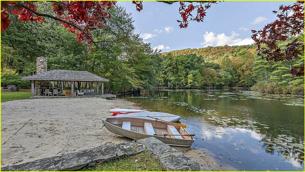casa de campo de richard gere y alejandra silva cerca de nueva york con lago privado