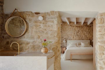la reforma integral de antigua bodega de un pueblo de la rioja alavesa convertida en casa de diseño y hotel experiencial