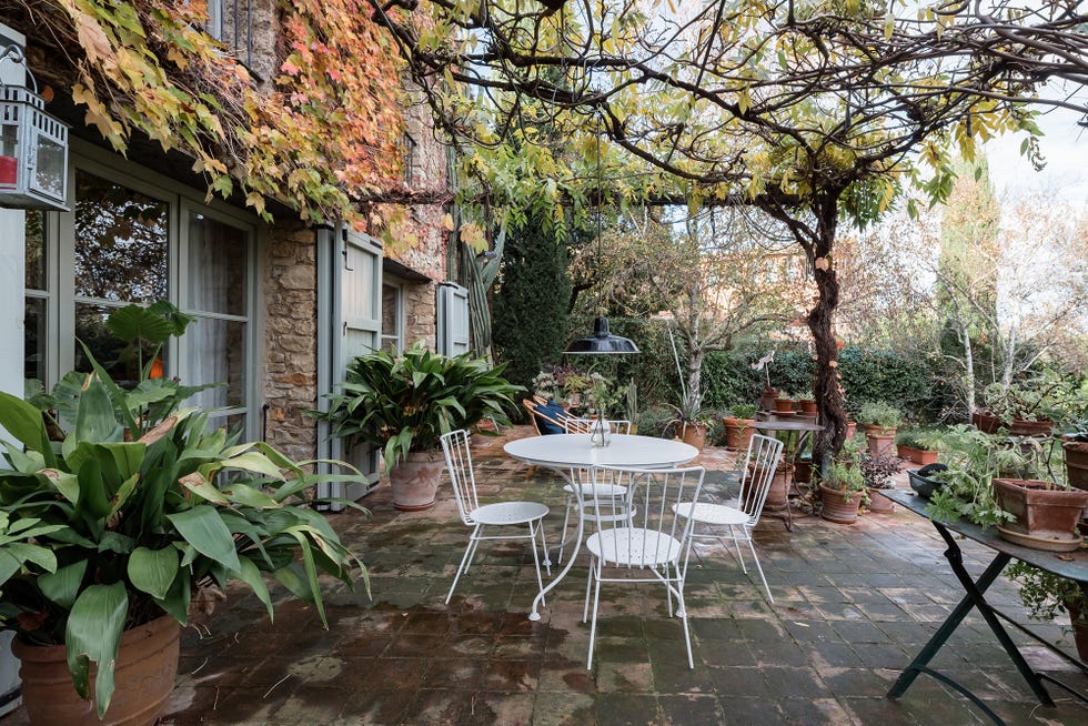 casa de piedra con terraza y jardín