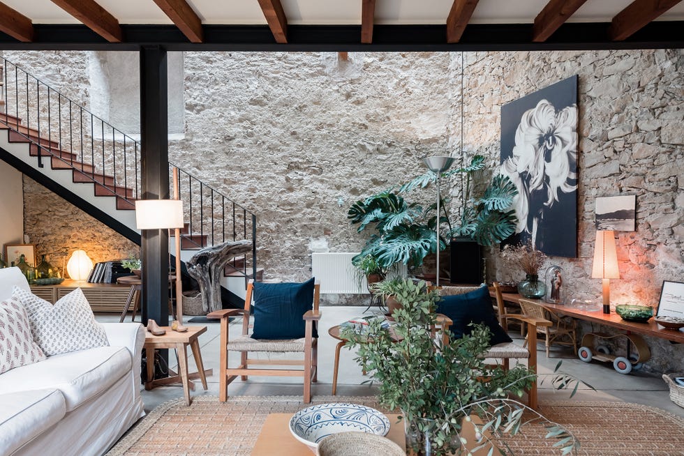 salón rústico moderno con paredes de piedra