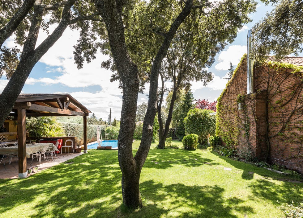 casa rural con jardín y piscina