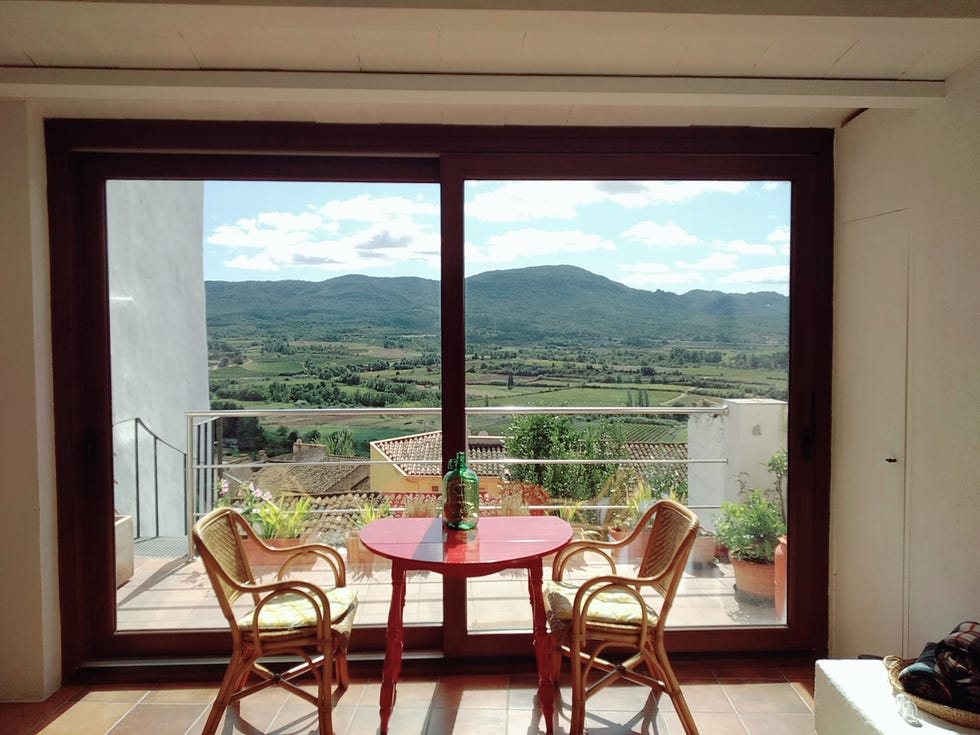 rincón de desayuno junto a las puertas que dan a la terraza