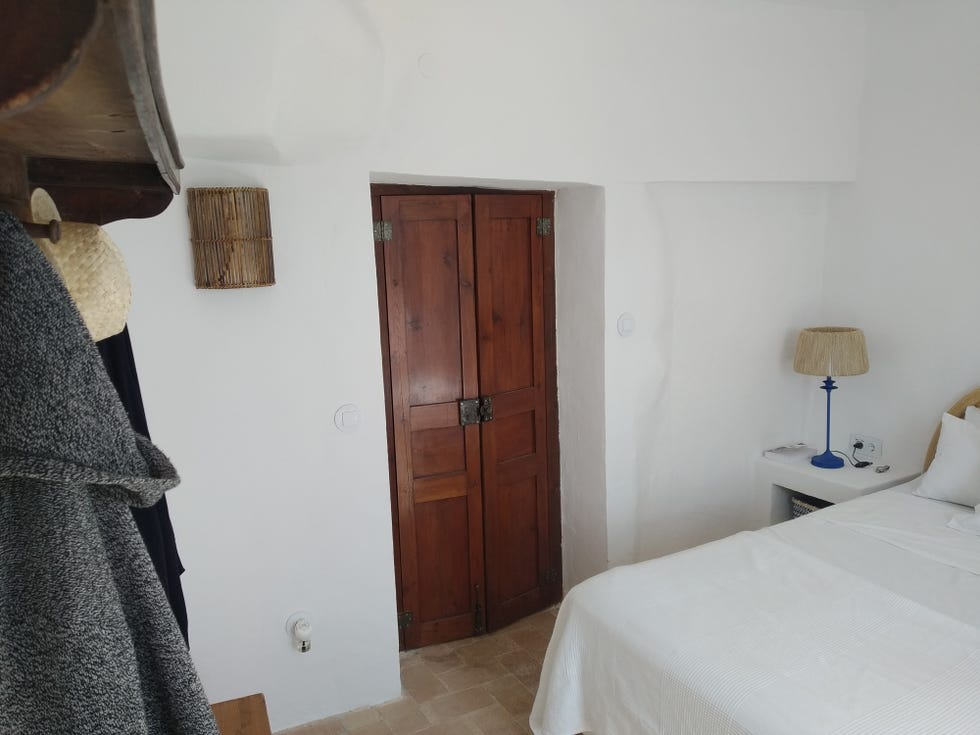 dormitorio rústico en blanco con puerta doble de madera
