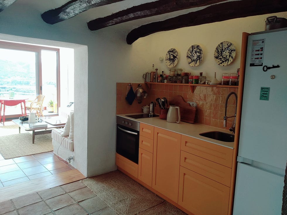 cocina rústica abierta con armarios y azulejos en color amarillo