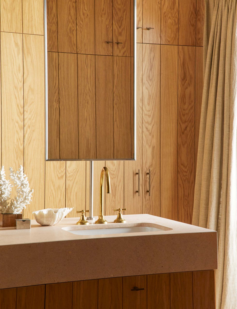 casa de piedra en la sierra de gredos: baño con isla de lavabos