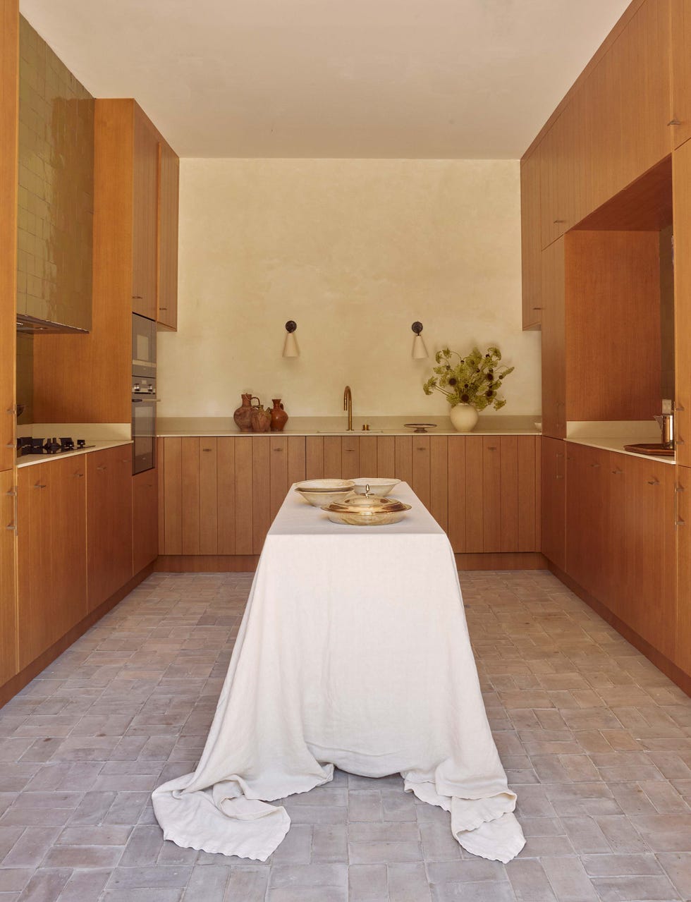 casa de piedra en la sierra de gredos: cocina de madera con mesa