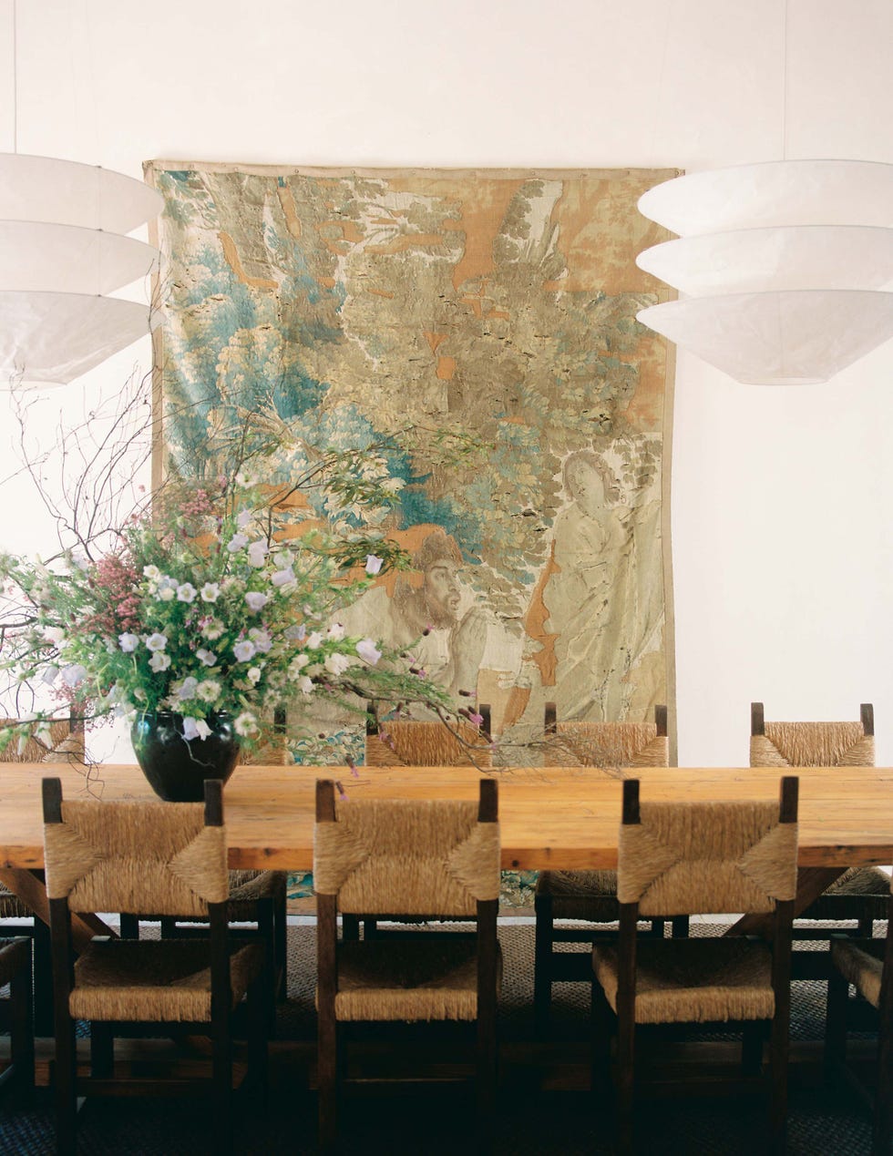 casa de piedra en la sierra de gredos: comedor con tapiz