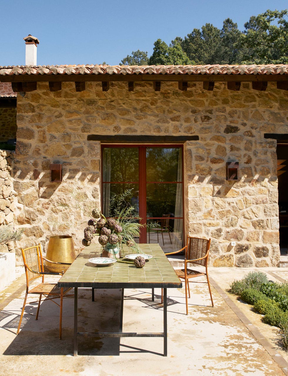 casa de piedra en la sierra de gredos: comedor exterior