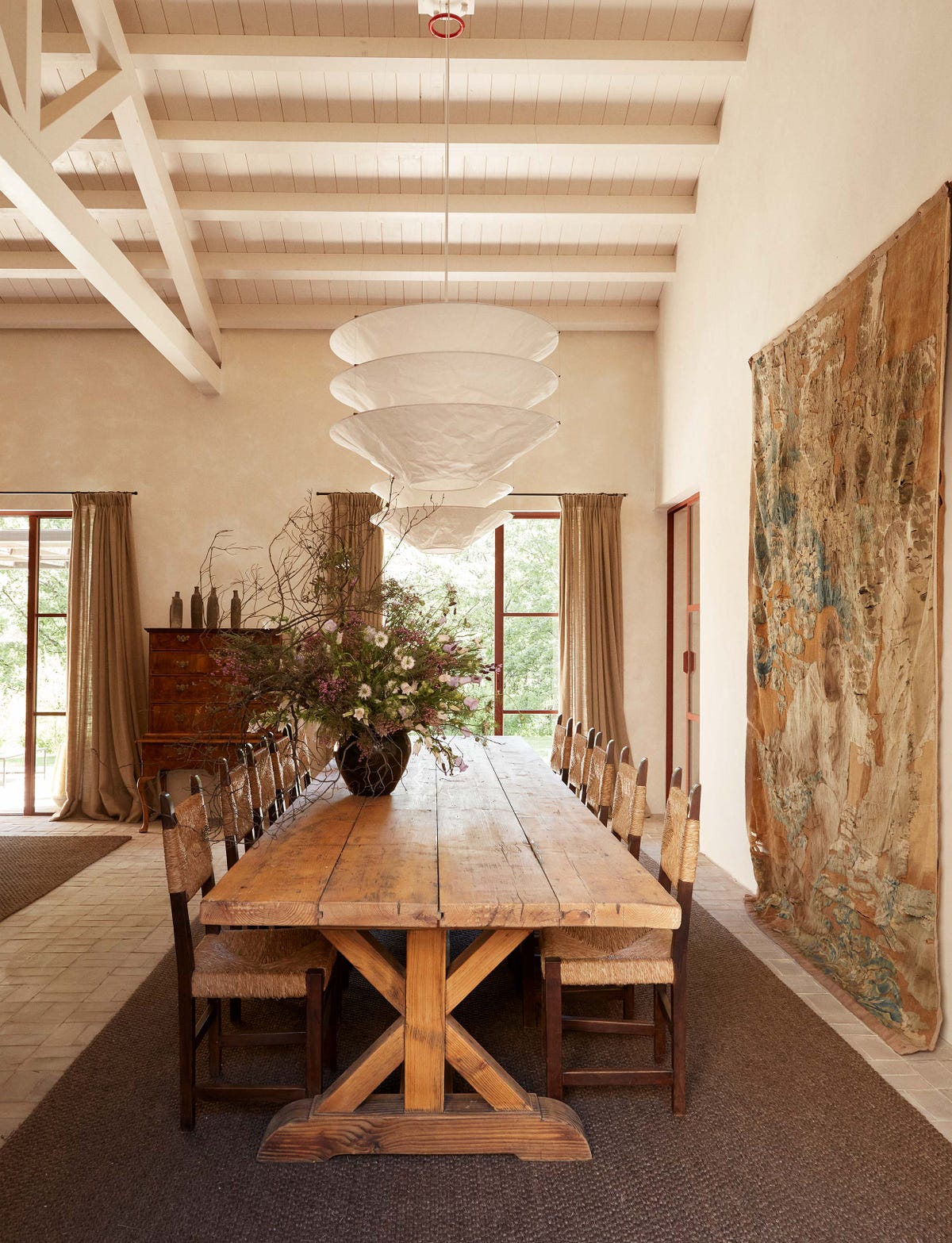 casa de piedra en la sierra de gredos: comedor con mesa de madera