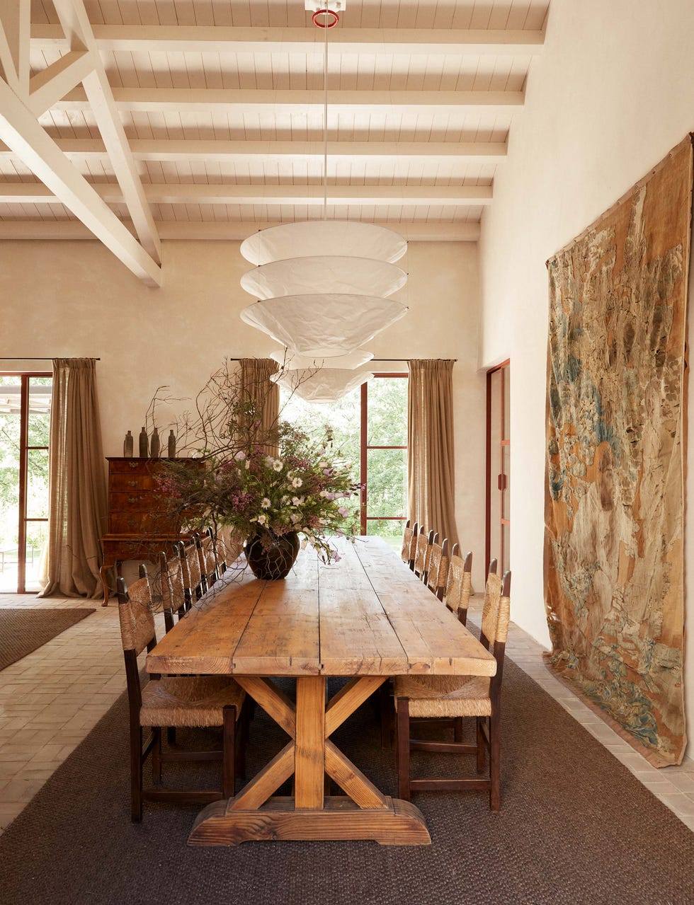casa de piedra en la sierra de gredos: comedor con mesa de madera