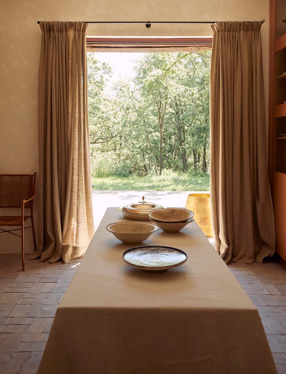 casa de piedra en la sierra de gredos: mesa en la cocina