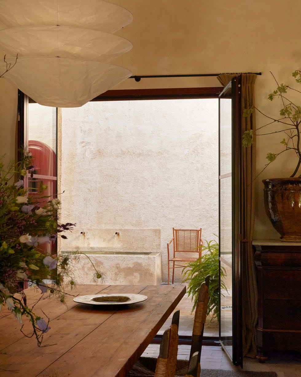 casa de piedra en la sierra de gredos: comedor con salida al patio