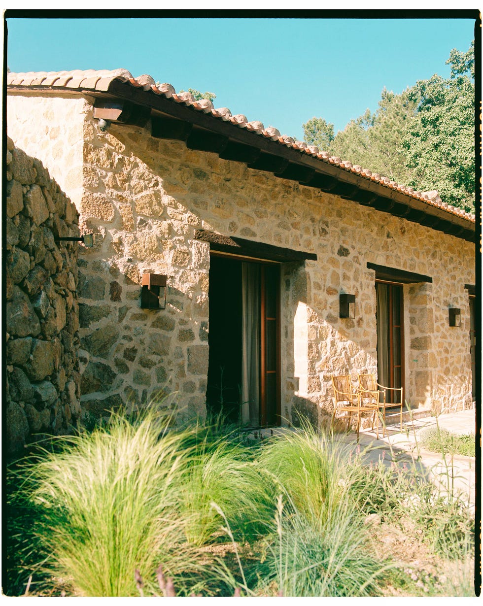casa de piedra en la sierra de gredos: exterior