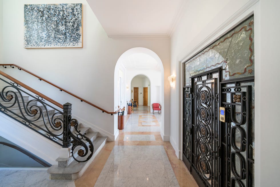 entrada y escalera de estilo arquitectónico francés