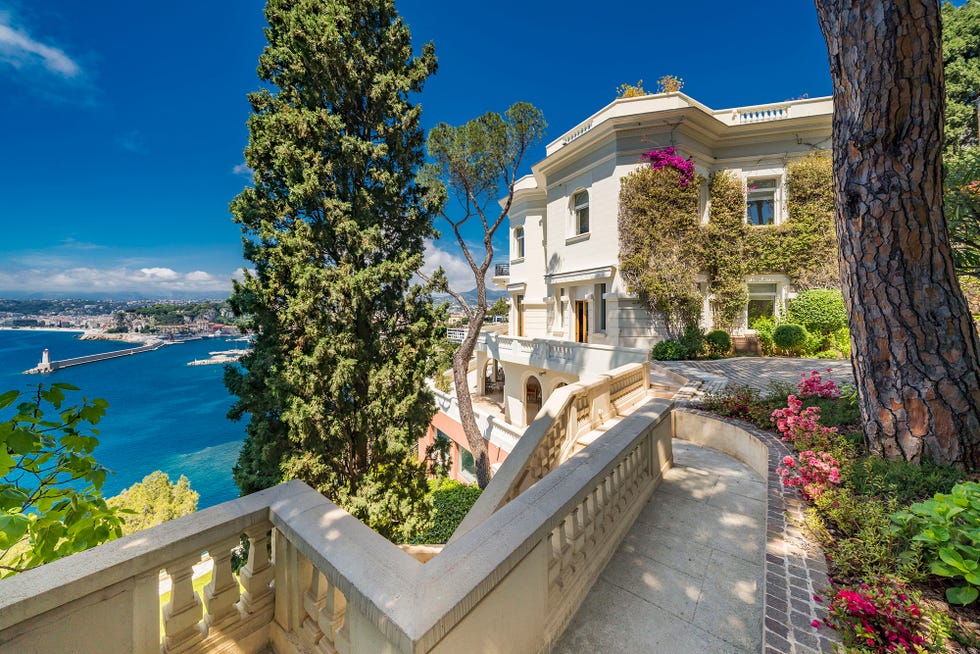 casa de estilo arquitectónico francés con vistas al mar