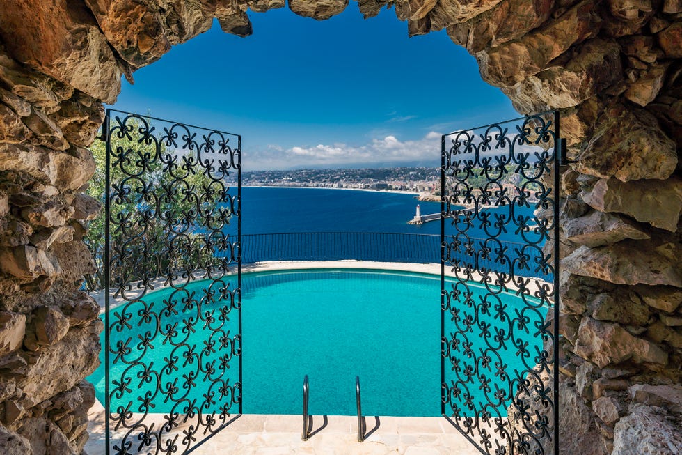 piscina redonda con vistas al mar