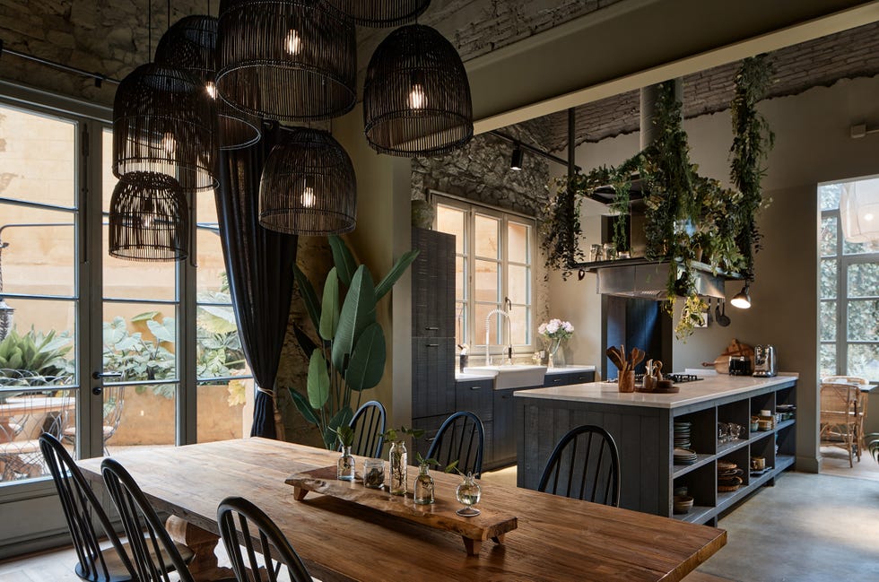 cocina con isla central y mesa de comedor de madera rústica
