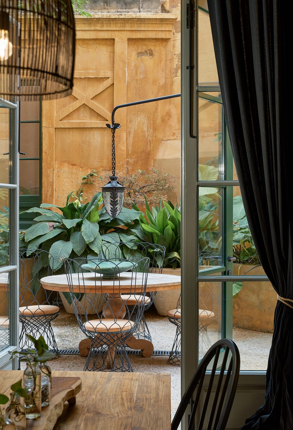 patio interior decorado con plantas