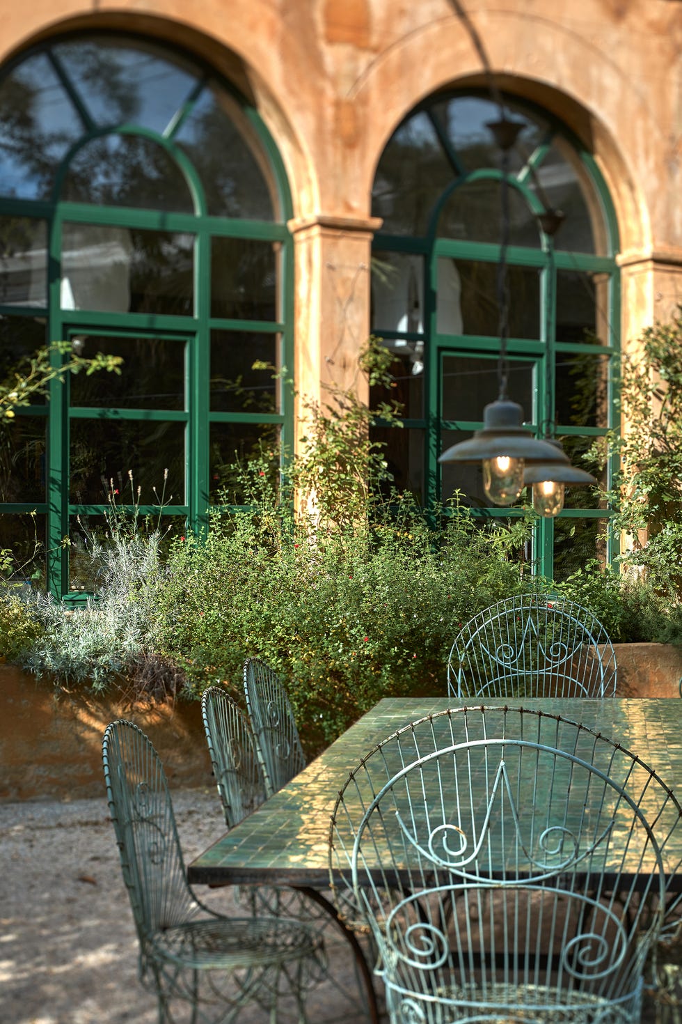 patio con comedor y plantas