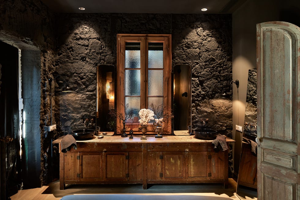 mueble de baño de madera rústica