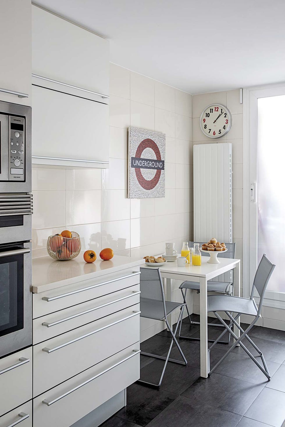 Casa con vistas a la sierra: Cocina con office