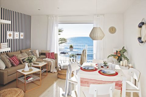 un apartamento con vistas al mar en sitges salón comedor