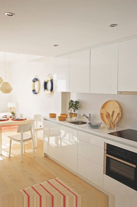 un apartamento con vistas al mar en sitges cocina abierta