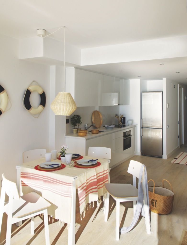 un apartamento con vistas al mar en sitges comedor y cocina